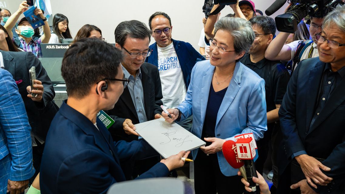 1. Amd Ceo Lisa Su Signs Her Name on the Asus Zenbook S 16.